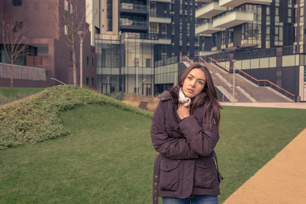 Genç güzel kız şehir sokaklarda poz