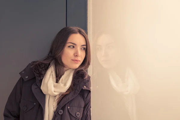 Giovane bella ragazza in posa nelle strade della città — Foto Stock