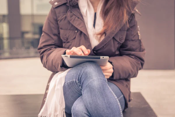 Detalle de una joven que trabaja con su tablet — Foto de Stock