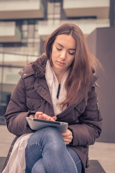 Joven hermosa chica trabajando con su tableta — Foto de Stock