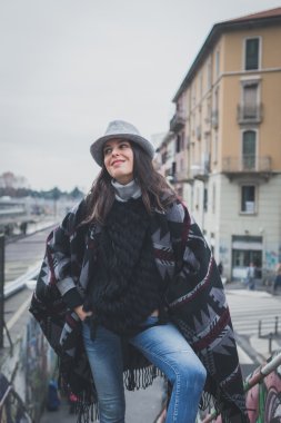 Şehir sokaklarını poz güzel genç esmer