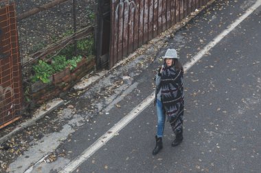 Şehir sokaklarını poz güzel genç esmer