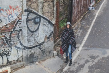 Şehir sokaklarını poz güzel genç esmer