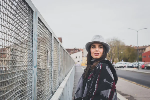 Mooie jonge brunette poseren in de straten van de stad — Stockfoto