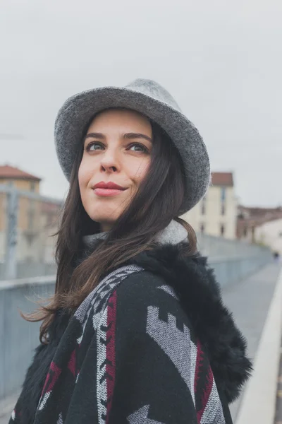 Beautiful young brunette posing in the city streets — Stock Photo, Image