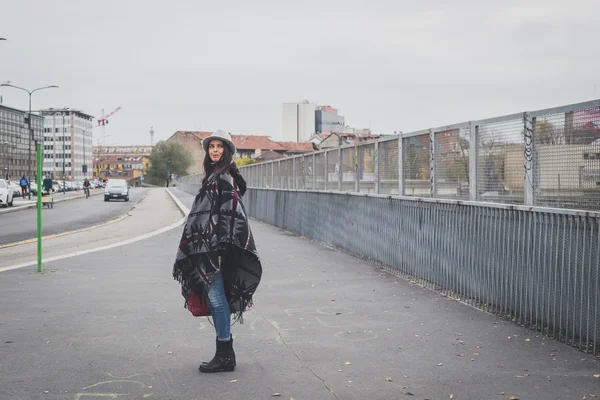 Krásná mladá brunetka pózuje v ulicích města — Stock fotografie