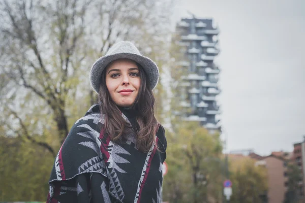 Hermosa joven morena posando en las calles de la ciudad —  Fotos de Stock