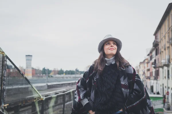 Linda jovem morena posando nas ruas da cidade — Fotografia de Stock