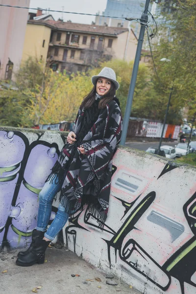 Mooie jonge brunette poseren in de straten van de stad — Stockfoto