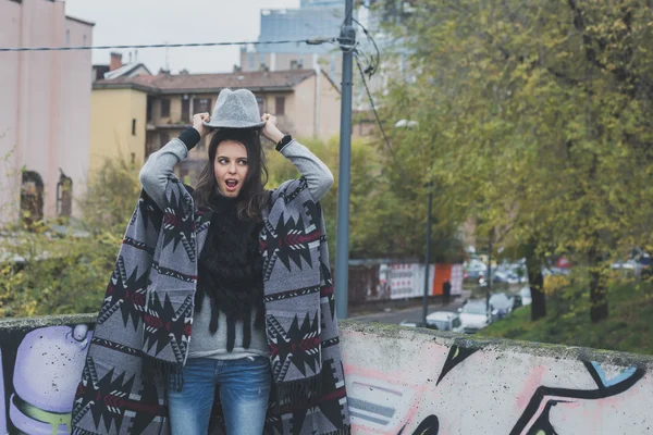 Schöne junge Brünette posiert in den Straßen der Stadt — Stockfoto