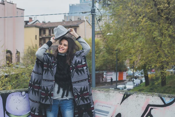 Linda jovem morena posando nas ruas da cidade — Fotografia de Stock