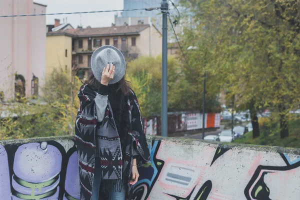 Schöne junge Brünette posiert in den Straßen der Stadt — Stockfoto