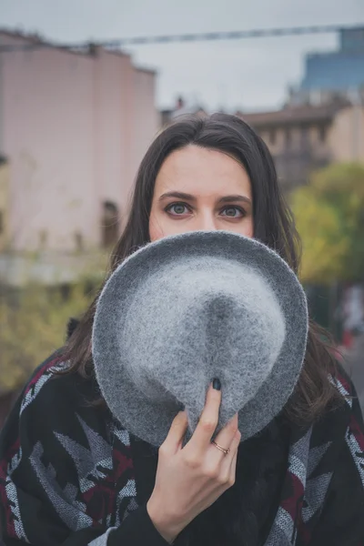 Mooie jonge brunette poseren in de straten van de stad — Stockfoto