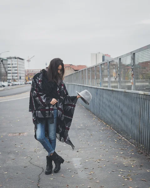 Krásná mladá brunetka pózuje v ulicích města — Stock fotografie