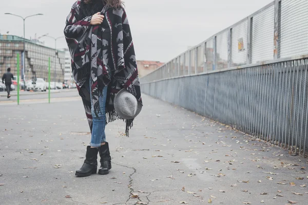 Détail d'une jeune femme posant dans les rues de la ville — Photo