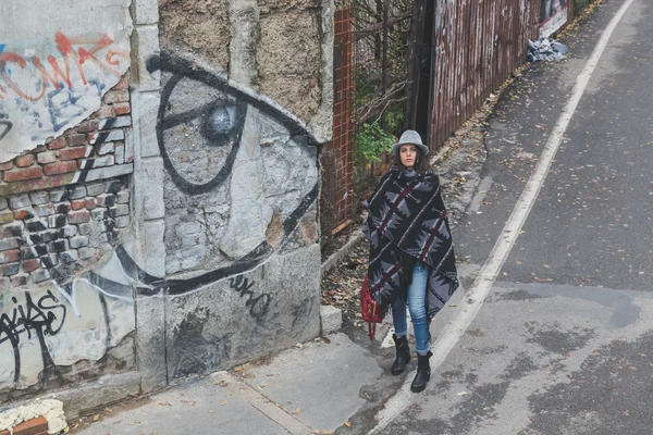 Bella giovane bruna in posa nelle strade della città — Foto Stock