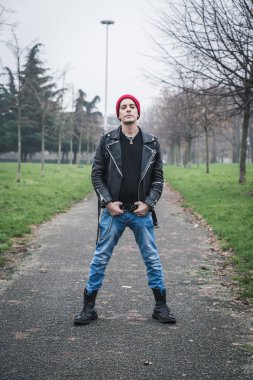 Serseri herif bir şehir parkında poz