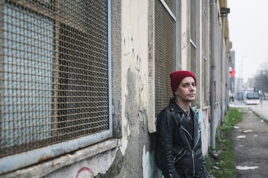 Serseri herif şehir sokaklarını poz