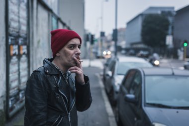 Serseri herif şehir sokaklarını poz