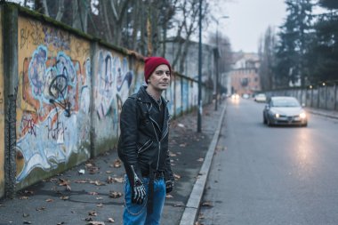 Serseri herif şehir sokaklarını poz