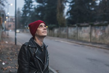 Serseri herif şehir sokaklarını poz