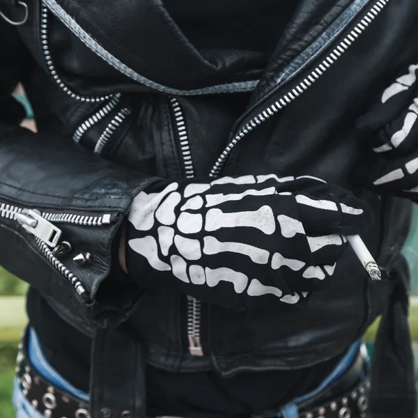 Détail d'un gars portant des gants squelette — Photo