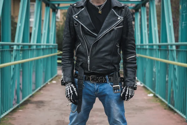 Punk guy posant dans les rues de la ville — Photo