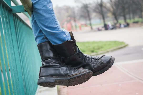 Detail of black boots in a city park — Stock Photo, Image