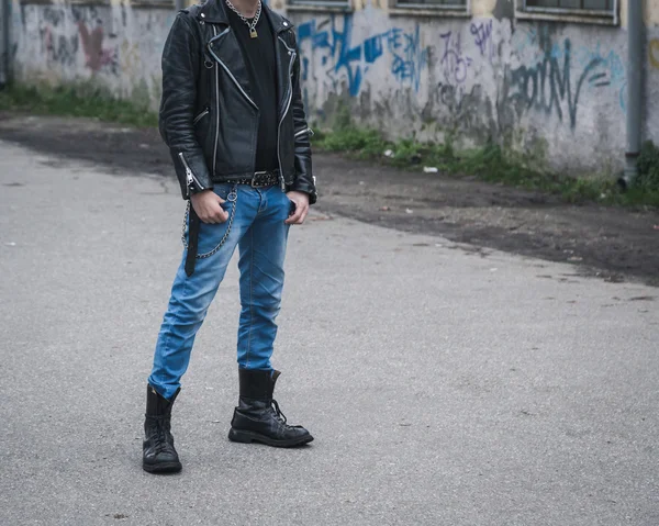 Punk chico posando en las calles de la ciudad — Foto de Stock