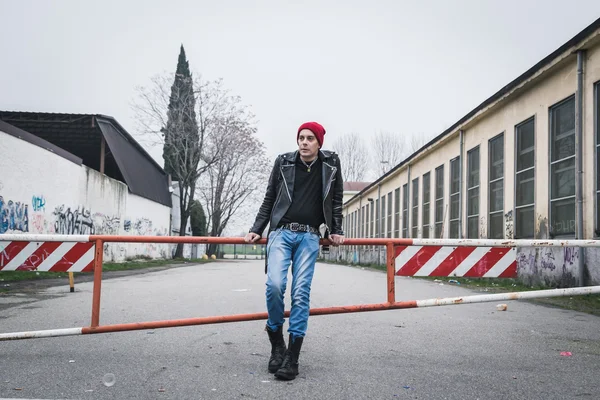 Punk kille poserar i stadens gator — Stockfoto