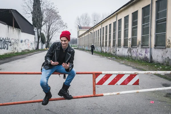 Punk chlap pózuje v ulicích města — Stock fotografie