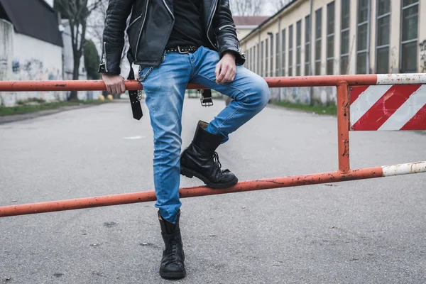 Punk chico posando en las calles de la ciudad —  Fotos de Stock