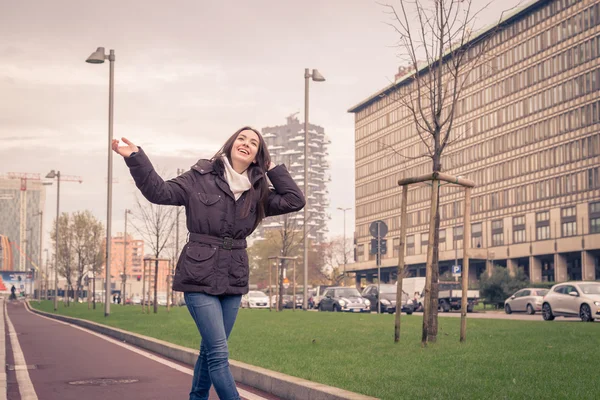 Young beautiful girl posing in the city streets — Stock Photo, Image