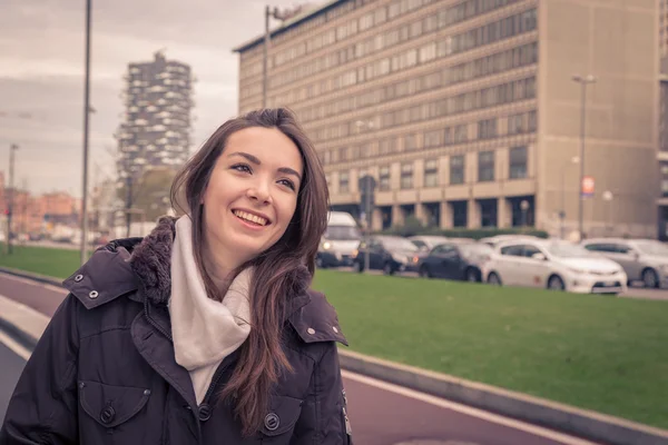 Giovane bella ragazza in posa nelle strade della città — Foto Stock