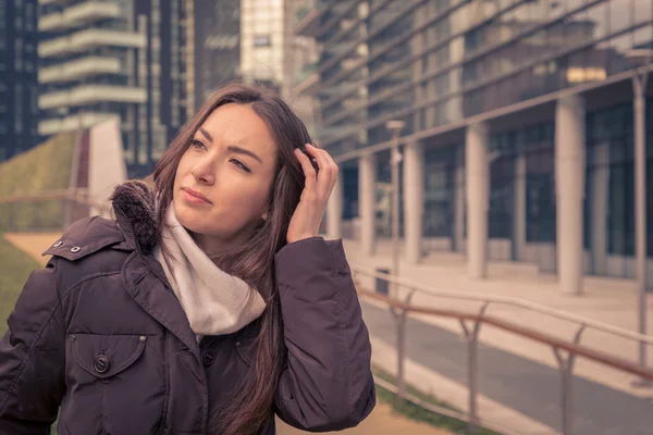 Giovane bella ragazza in posa nelle strade della città — Foto Stock