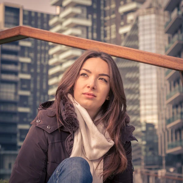 Young beautiful girl posing in the city streets — Stock Photo, Image