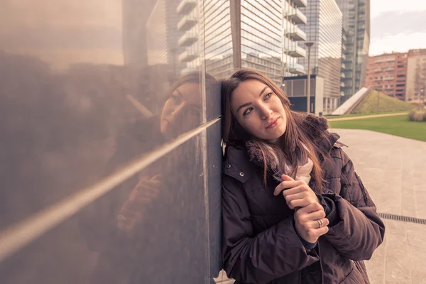 Young beautiful girl posing in the city streets — Stock Photo, Image