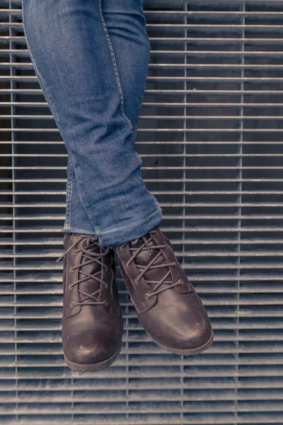 Detalhe das pernas com jeans e sapatos — Fotografia de Stock