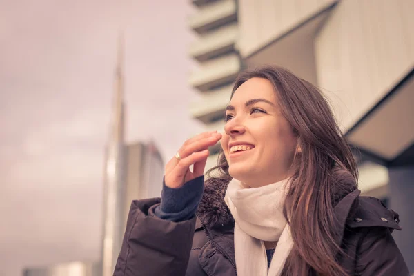 Young beautiful girl posing in the city streets — Stock Photo, Image