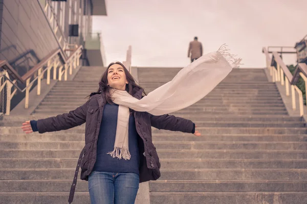 Young beautiful girl posing in the city streets — Stock Photo, Image