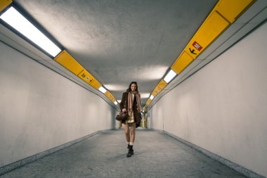 Bir metro tünelde poz güzel genç kadın