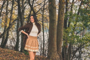 Bir şehir parkında poz güzel genç kadın