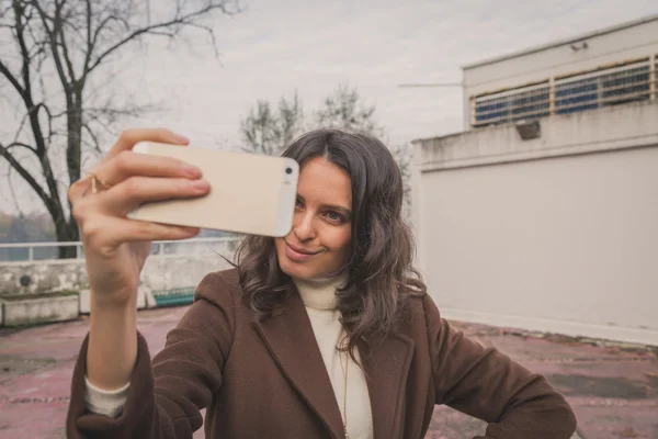Piękna młoda kobieta przy selfie — Zdjęcie stockowe