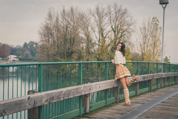 Belle jeune femme posant sur un pont — Photo