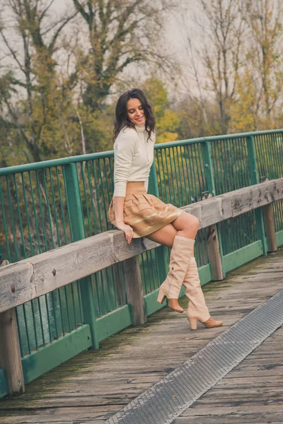 Hermosa joven posando en un puente — Foto de Stock