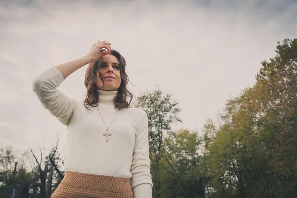 Belle jeune femme posant dans un parc municipal — Photo