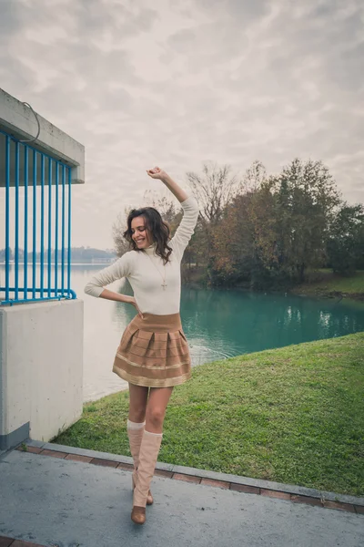 Beautiful young woman posing in a city park — Stock Photo, Image