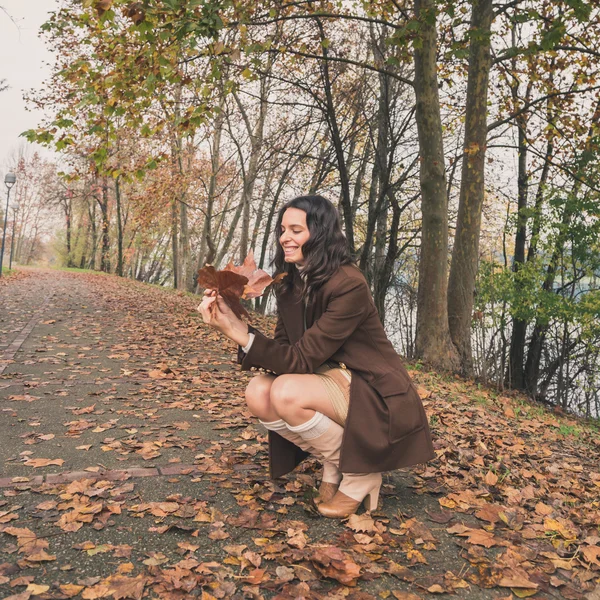 Красивая молодая женщина позирует в городском парке — стоковое фото