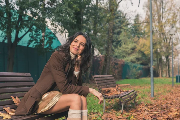 Schöne junge Frau posiert in einem Stadtpark — Stockfoto