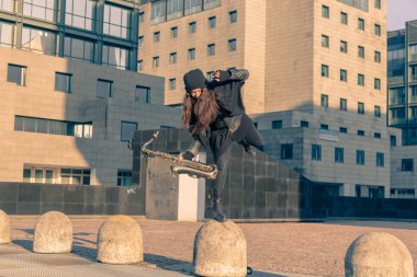 Ona saksafon olan güzel kadın